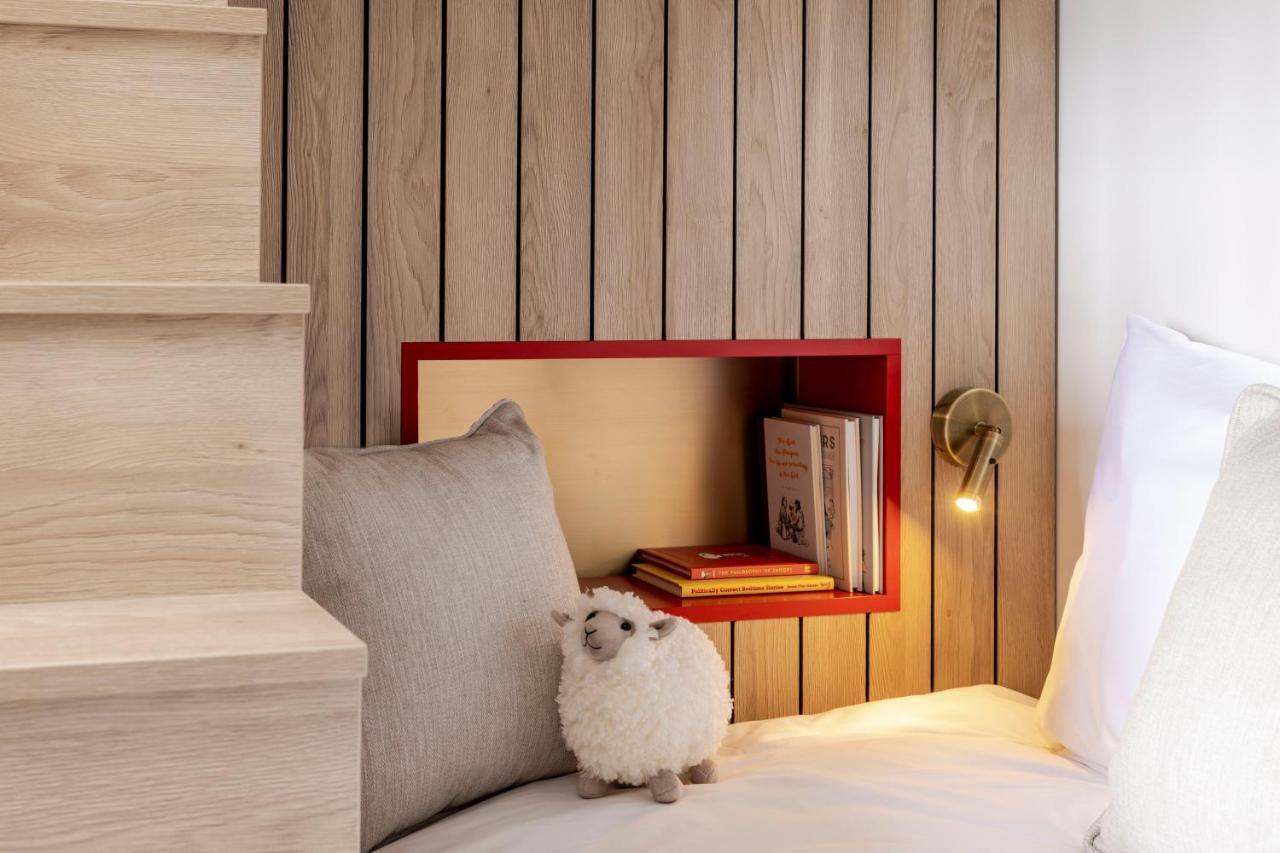 Virgin Hotels Edinburgh Ngoại thất bức ảnh A white Bichon Frise